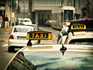 Kerala Savari: Kerala CM Pinarayi Vijayan Launches State Govt’s Own E-taxi Service App; Know Details